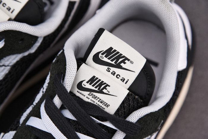 nike vaporwaffle sacai black white cv1363-001