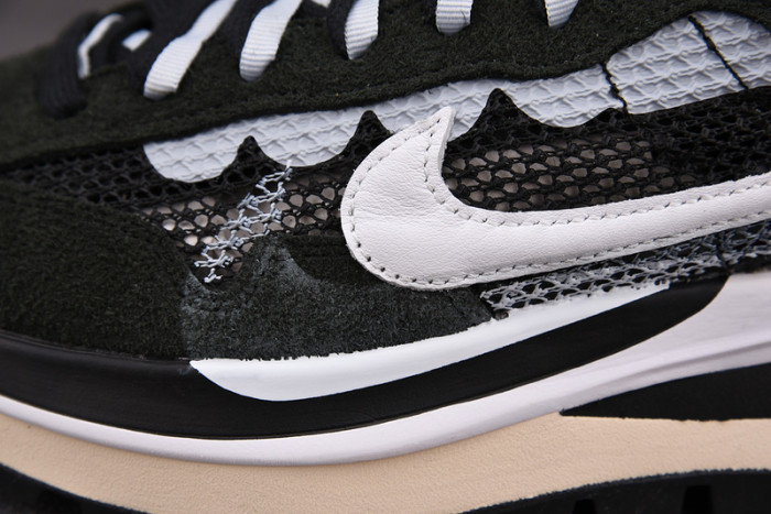 nike vaporwaffle sacai black white cv1363-001