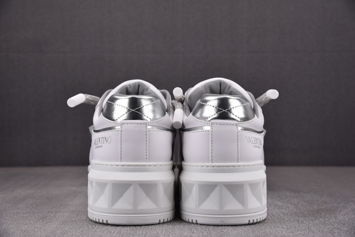 v*lentino garavani one stud sneakers m237034