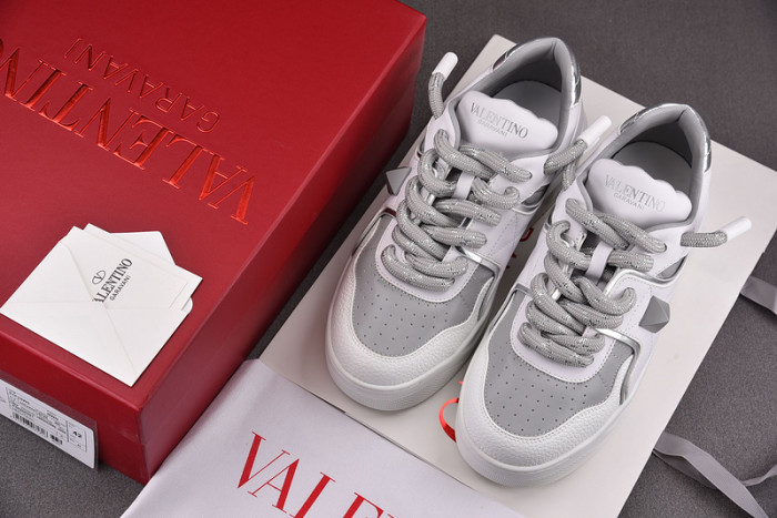 v*lentino garavani one stud sneakers m237034