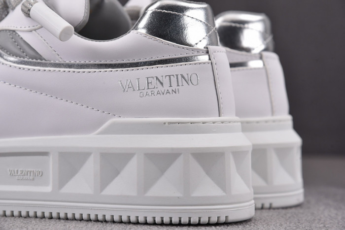 v*lentino garavani one stud sneakers m237034