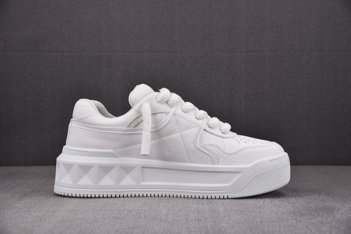 v*lentino garavani one stud sneakers m237036